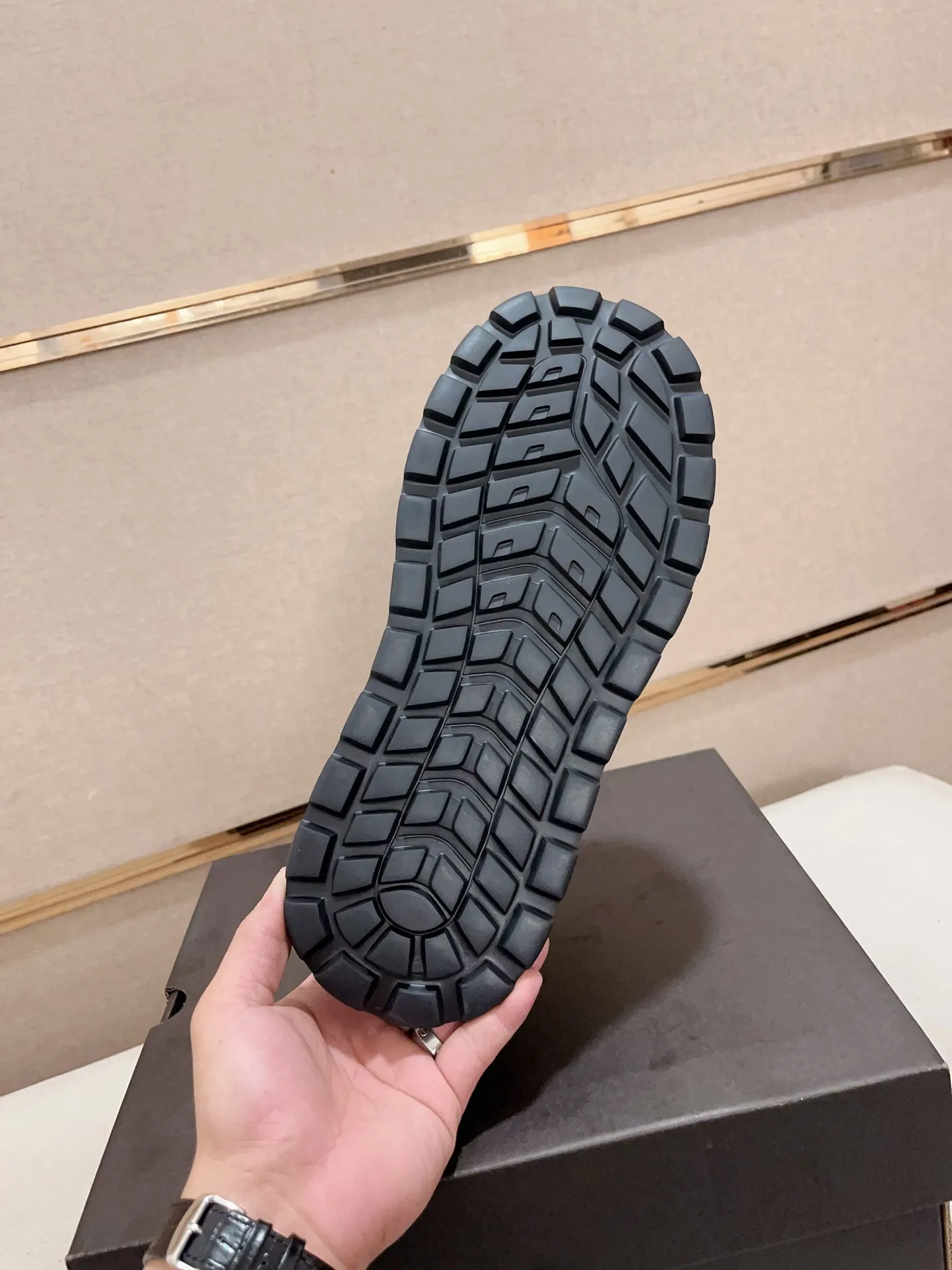Factory price: 800💰North American men's shoes Ugg ☃️In the special sale of new high-quality men's shoes snow boots in autumn and winter, the nemesis of extreme cold weather! Made of cowhide leather, merino wool lining, and original outsole, whether driving, outdoor or daily wear, there is always one that suits you! Code number 39-44
